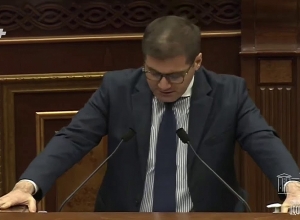 Не следует делать выводов из малочисленности выражающих протест на улице: Арман Бабаджанян