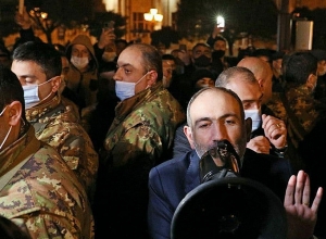 Никол Пашинян попросил своих сторонников остановить митинг