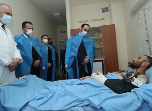 Вице-премьер Тигран Авинян посетил раненых военнослужащих