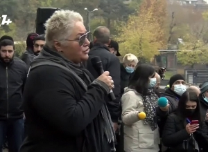 Շուշան Պետրոսյանը երգեց հանրահավաքի ժամանակ