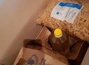 Около 100 000 учащихся младших классов получат пакеты с продуктами питания