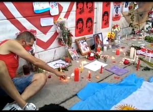 Երկրպագուները սգում են Մարադոնայի մահը