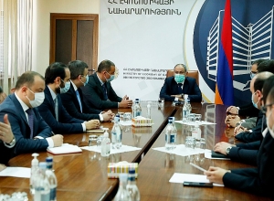 Премьер-министр представил аппарату министерства экономики новоназначенного министра