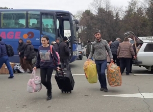 ԼՂ-ից տեղահանվածներն ավտոբուսներով վերադառնում են Ստեփանակերտ