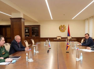 Министр обороны Армении принял посла РФ