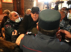 Полиция задержала в Ереване 33 участников акции по перекрытию дорог