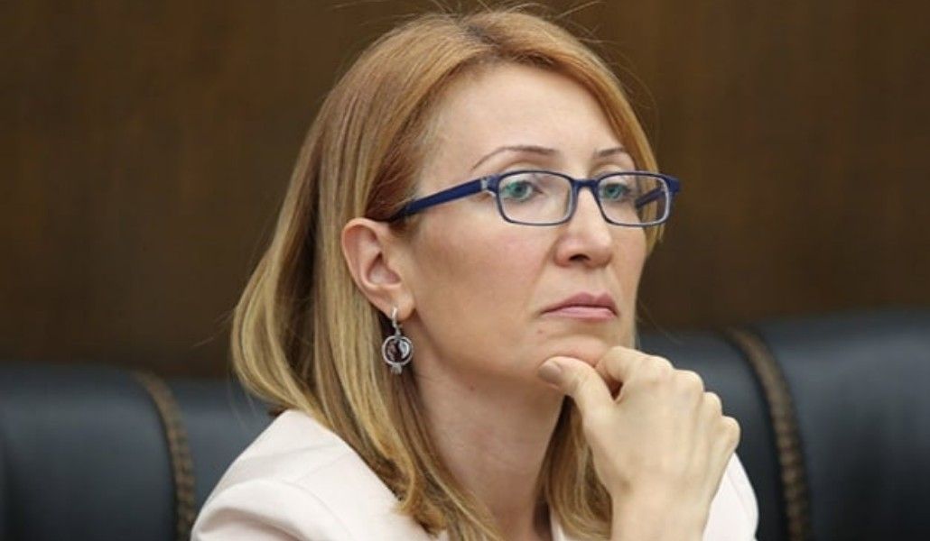 մանե