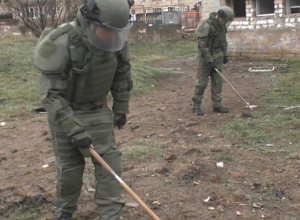 Миротворцы разминировали территорию Степанакертской школы № 10