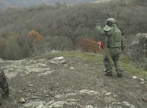 Очистка от взрывоопасных предметов местности на южной окраине Степанакерта