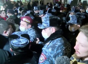 Քաշքշուկ ոստիկանների և ցուցարարների միջև