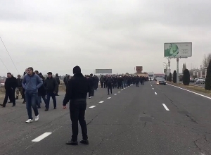 Residents of Kotayk region marching to rally