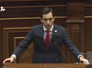 Для преодоления кризиса мэр, взяв за руку Пашиняна, должен уйти:  Давид Хажакян