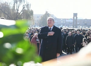 К боли, причинённой землетрясением и сегодняшней войной, прибавилась и неспокойная внутриполитическая ситуация в нашей стране: Армен Саркисян