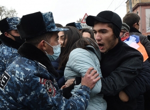 Մեծ թվով ոստիկաններ և ցուցարարներ՝ Տիգրան Մեծ պողոտայում