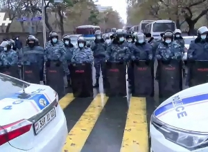 Полиция сформировала стену на перекрестке Баграмян-Демирчян