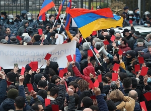 Оппозиция показала Пашиняну и депутатам от власти красную карточку