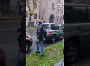 Группа членов студенческого союза «Никол Агбалян» встретили Никола Пашиняна с яйцами