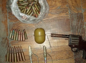 Ոստիկանության ստորաբաժանումներում ապօրինի պահվող զենք զինամթերք է հանձնվել