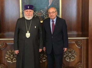 Գարեգին Բ-ն հանդիպել է Վազգեն Մանուկյանի հետ