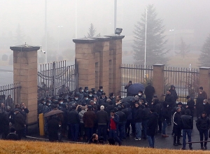 Родители и родственники без вести пропавших военнослужащих пытаются войти в административное здание МО