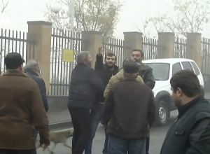 Լարված վիճակ ՊՆ-ի մոտ. անհետ կորածների հարազատները կոտրեցին դուռն ու ներս մտան. ՈՒՂԻՂ