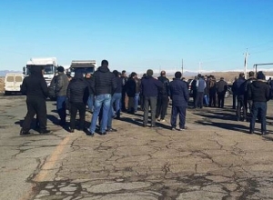 Ширакцы, перекрывшие автодорогу Ереван-Гюмри, требуют вернуть своих родных из плена