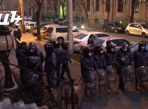 Все входы в Правительство контролируются полицией