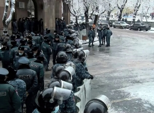 Полицейские перекрыли улицу Мелика Адамяна