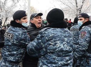 Полицейские увели участника акции