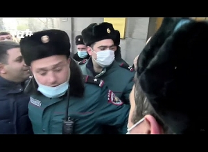 Перепалка между депутатом и демонстрантами