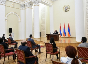 «Чёрный - не наш цвет, белый тоже не наш цвет, наш  - триколор»: президент