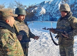 С военнослужащими, отправляющимися на смену, был проведен строевой смотр