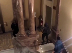 Ворвавшиеся в Конгресс демонстранты требуют вернуть украденные у Трампа голоса