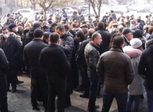 Ժամկետային զինծառայողների ծնողների բողոքի ակցիան Կառավարության դիմաց․ ՈՒՂԻՂ