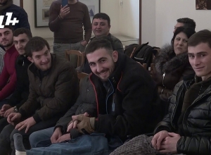 Ադամ Բարրոն, Ռուբեն Հախվերդյանը երգեցին վիրավոր զինվորների համար