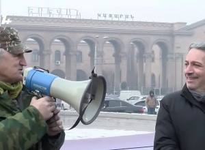 Տիգրան Խզմալյանը երգեց հանրահավաքի ժամանակ