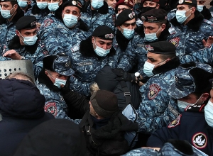 Потасовка между полицейскими и демонстрантами: есть задержанные