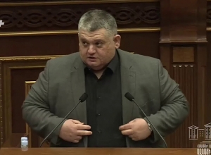 Куда вы так идёте, парни? Правящее большинство, встаньте и открыто поговорите с народом с этой трибуны