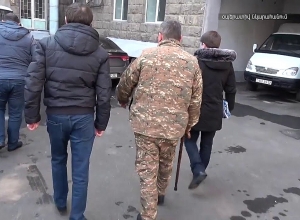 ԱԱԾ֊ն բերման է ենթարկել ՊՆ գնդապետի, որը պատերազմի օրերին զինծառայողի ծնողից պահանջել է խոշոր գումար