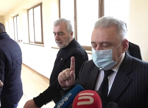 Այդ հարցերով դիմեք Ալթունյանին․ Պաշտպանության նախարարն ԱԺ-ում է