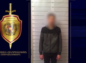 Ռազմամթերք եւ սառը զենք՝ մետրո մտնող ուղեւորի մոտ