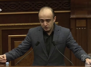 «Сын программиста спрашивает: почему утром выходит солнце? Отвечает: работает, не трогай»