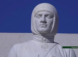 Գարեգին Նժդեհի կիսանդրին նույն տեղում է` Մարտունի քաղաքի Գարեգին Նժդեհի փողոցում