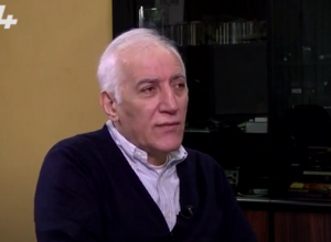 Роберт Кочарян из одной команды с Сержем Саркисяном, но он не стал его правопреемником: Ваагн Хачатрян