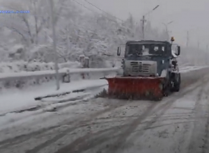 Ալավերդիում վաղ առավոտից տեղացող ձյունը մաքրել չեն հասցնում․ տեղումներն առատ են, տեխնիկան՝ մեկը