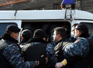 Потасовка и задержанные: напряжённая обстановка у 3-го корпуса правительства