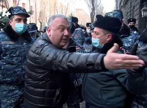 Полицейские полностью окружили правительственные здания