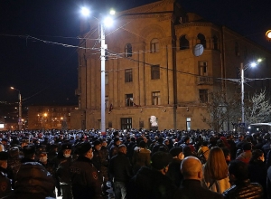 Ձեր աչքի առաջ մի մարդ կոտորեց հազարավորների, դուք դրանից հետո իրեն հանցագործ չեք համարո՞ւմ․ Մանուկյանը՝ ոստիկաններին