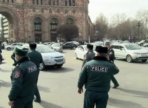 Напряжённая обстановка напротив правительства