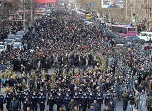 С этого момента мы прекращаем наши акции и предлагаем, чтобы оппозиция тоже прекратила